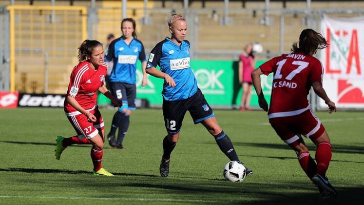 v.li.: Laura Feiersinger (Sand, 27), Stephanie Breitner (TSG, 12), Claire Savin (Sand, 17), Aktion, Action, Spielszene, Fussball, Allianz Frauen-Bundesliga, TSG 1899 Hoffenheim - SC Sand, xozx