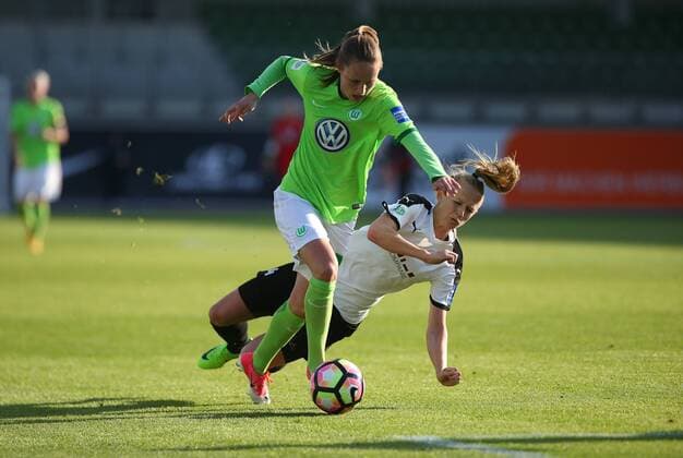 VfL vs Essen, Frauen Wolfsburg, Deutschland. 10.05.2017, FUßBALL - VfL Wolfsburg vs SGS Essen, 1. Allianz Frauen Bundesliga, Saison 2016-17. Bild zeigt: Caroline Graham Hansen (VfL Wolfsburg), Kozue Ando (SGS Essen) Wolfsburg