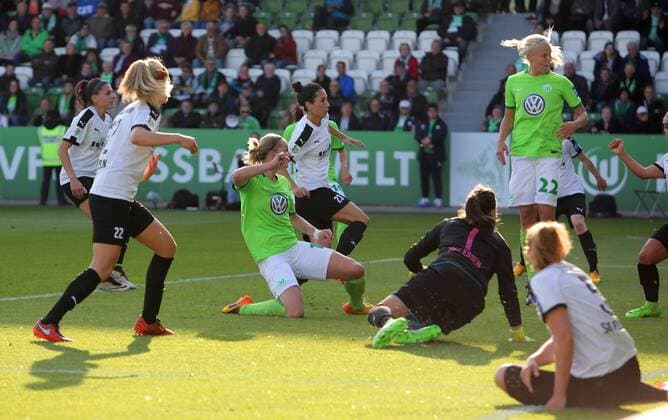 VfL vs Essen, Frauen Wolfsburg, Deutschland. 10.05.2017, FUßBALL - VfL Wolfsburg vs SGS Essen, 1. Allianz Frauen Bundesliga, Saison 2016-17. Bild zeigt: Alexandra Popp (VfL Wolfsburg) schießt Tor zum 1:1 Wolfsburg