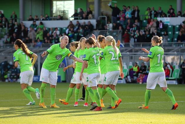 VfL vs Essen, Frauen Wolfsburg, Deutschland. 10.05.2017, FUßBALL - VfL Wolfsburg vs SGS Essen, 1. Allianz Frauen Bundesliga, Saison 2016-17. Bild zeigt: Alexandra Popp (VfL Wolfsburg) jubelt mit der Mannschaft nach ihrem Tor zum 1:1 Wolfsburg
