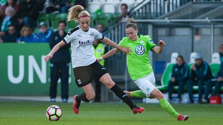 v.li.: Nina Brüggemann (Nina Brueggemann, SGS Essen, 22) im Zweikampf, Duell mit Ewa Pajor (VfL Wolfsburg, 17), Fussball, Allianz Frauen-Bundesliga, VfL Wolfsburg - SGS Essen, xobx