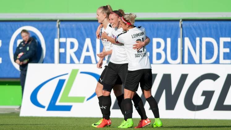 v.li.: Lea Schüller (Lea Schueller, SGS Essen, 24), Isabel Hochstein (SGS Essen, 5) und Ina Lehmann (SGS Essen, 21) mit Torjubel, Jubel, Freude über das Tor zum 0:1, Fussball, Allianz Frauen-Bundesliga, VfL Wolfsburg - SGS Essen, xobx