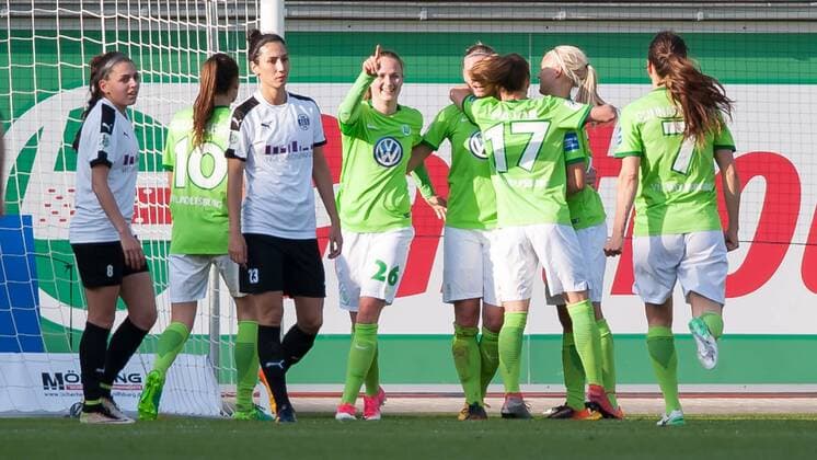 Die Spielerinnen des VfL Wolfsburg mit Torjubel, Jubel, Freude über das Tor zum 1:1, Fussball, Allianz Frauen-Bundesliga, VfL Wolfsburg - SGS Essen, xobx