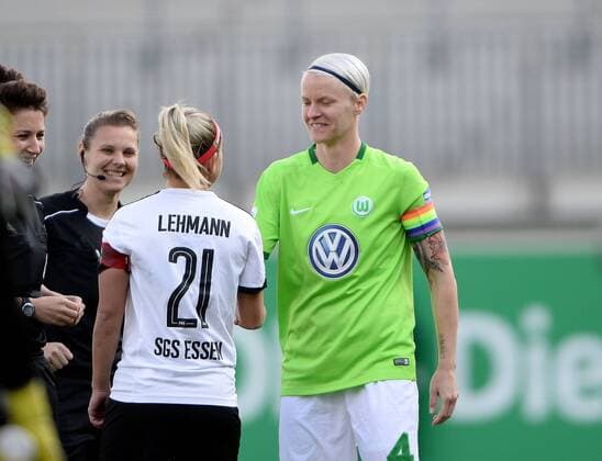 Shake Hand vor dem Spiel - Ina Lehmann (Essen), Nilla Fischer 4 (VfL Wolfsburg) 10.05.2017 , Deutschland, Wolfsburg, AOK Stadion. Fussball Fußball GER Allianz Frauen-Bundesliga, 19. Spieltag 2016 2017 VfL Wolfsburg - Essen-Schönebeck