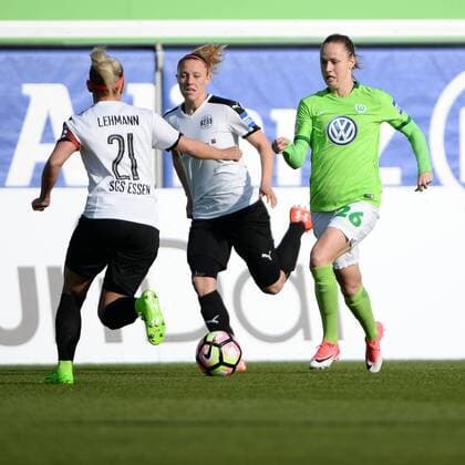 Ina Lehmann (Essen), Carolin Graham Hansen 26 (VfL Wolfsburg) 10.05.2017 , Deutschland, Wolfsburg, AOK Stadion. Fussball Fußball GER Allianz Frauen-Bundesliga, 19. Spieltag 2016 2017 VfL Wolfsburg - Essen-Schönebeck