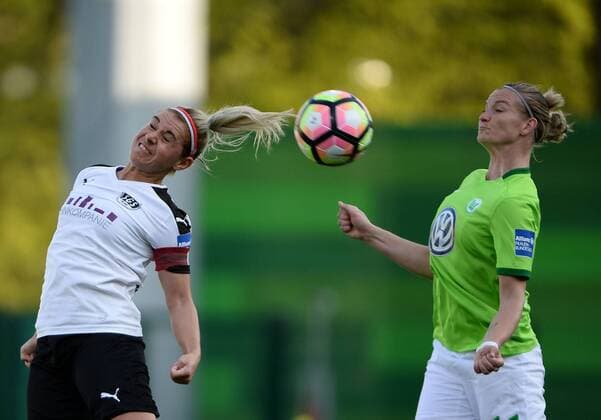 Kopfballduell zwischen Ina Lehmann (Essen) und Alexandra Popp 11 (VfL Wolfsburg) 10.05.2017 , Deutschland, Wolfsburg, AOK Stadion. Fussball Fußball GER Allianz Frauen-Bundesliga, 19. Spieltag 2016 2017 VfL Wolfsburg - Essen-Schönebeck