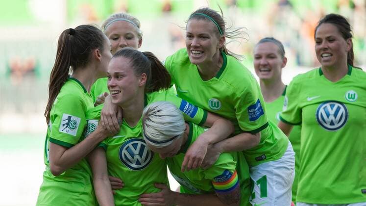 Die Spielerinnen des VfL Wolfsburg mit Torjubel, Jubel, Freude über das Tor zum 2:1, Fussball, Allianz Frauen-Bundesliga, VfL Wolfsburg - SGS Essen, xobx