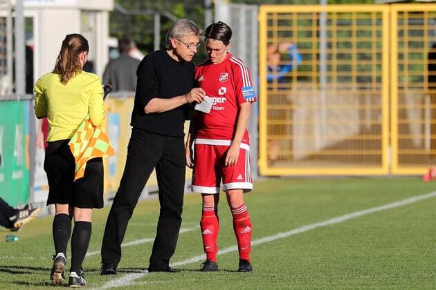 v.li.: Richard Dura (Trainer, Cheftrainer, SC Sand) im Gespräch mit Anne Van Bonn (Sand, 7), gibt Anweisungen, am Spielfeldrand, an der Seitenauslinie, Fussball, Allianz Frauen-Bundesliga, TSG 1899 Hoffenheim - SC Sand, xozx