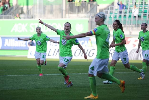 VfL vs Essen, Frauen Wolfsburg, Deutschland. 10.05.2017, FUßBALL - VfL Wolfsburg vs SGS Essen, 1. Allianz Frauen Bundesliga, Saison 2016-17. Bild zeigt: Ewa Pajor (VfL Wolfsburg) jubelt mit der Mannschaft nach ihrem Tor zum 2:1 Wolfsburg