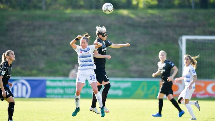Kopfballduell Kathleen Radtke (MSV Duisburg) (33) Sophie Schmidt (1.FFC Frankfurt) (12), Fussball, Allianz Frauen-Bundesliga, MSV Duisburg - 1.FFC Frankfurt, xmkx