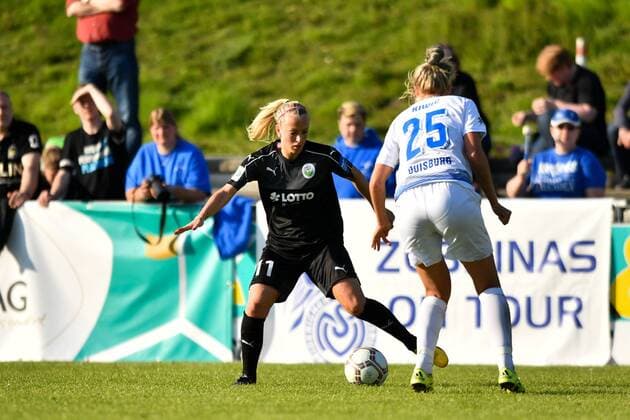 Zweikampf Mandy Islacker (1.FFC Frankfurt) (11) Rachel Kiwis (MSV Duisburg) (25), Fussball, Allianz Frauen-Bundesliga, MSV Duisburg - 1.FFC Frankfurt, xmkx