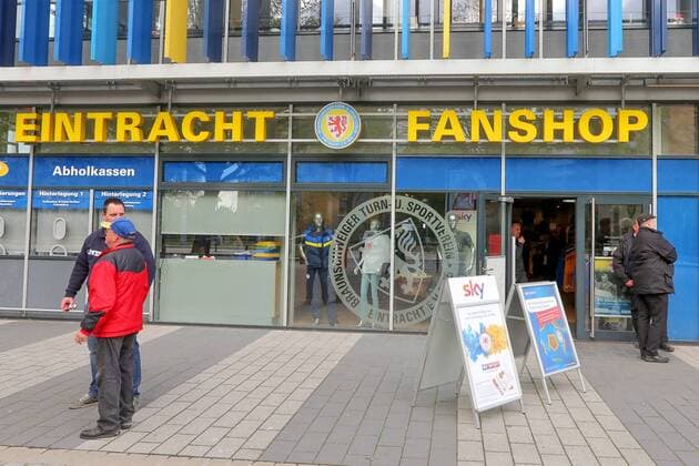 Fußball, Stadiongeschichte Eintracht Braunschweig Aus 2. BL Saison 2016 17 Eintracht Braunschweig gegen Union Berlin 3:1 am 08.05.2017 im Eintracht Stadion. Im Foto: Eintracht Braunschweig Fanshop
