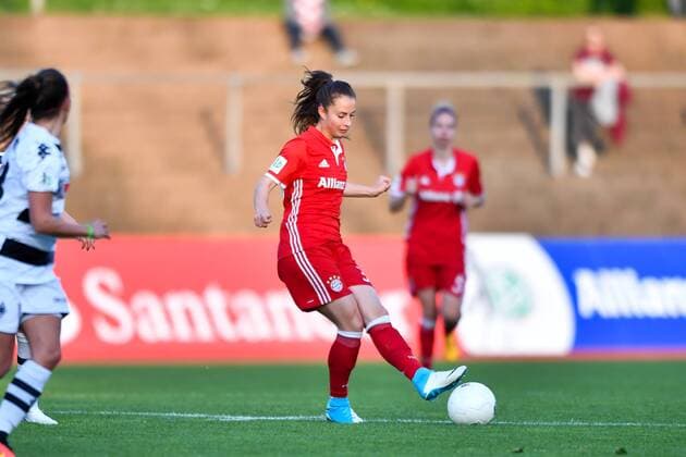 Sara Daebritz (FC Bayern Muenchen) spielt einen Pass, Fussball, Allianz Frauen-Bundesliga, Borussia Mönchengladbach - FC Bayern München, xmkx