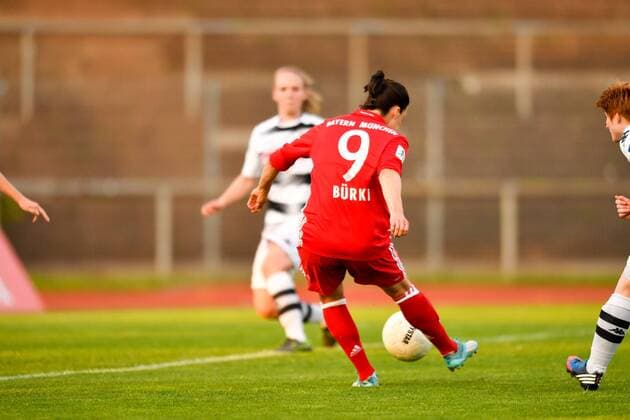 Vanessa Buerki (FC Bayern Muenchen) schiesst das 0:1, Fussball, Allianz Frauen-Bundesliga, Borussia Mönchengladbach - FC Bayern München, xmkx