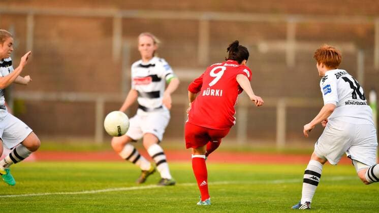 Vanessa Buerki (FC Bayern Muenchen) schiesst das 0:1, Fussball, Allianz Frauen-Bundesliga, Borussia Mönchengladbach - FC Bayern München, xmkx