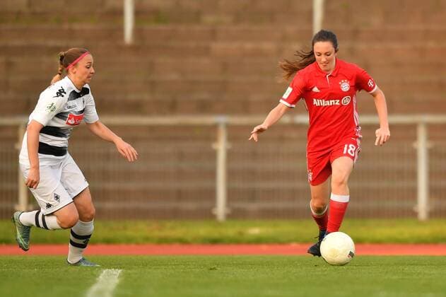 Lisa Evans (FC Bayern Muenchen) im Vorwärtslauf - auf dem Weg in den Strafraum, Fussball, Allianz Frauen-Bundesliga, Borussia Mönchengladbach - FC Bayern München, xmkx