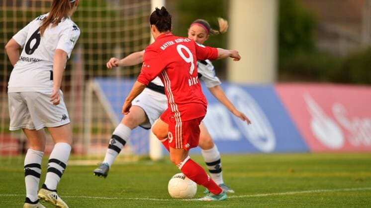 Vanessa Buerki (FC Bayern Muenchen) Zweikampf im STrafraum mit Sandra Starmanns (Borussia Mönchengladbach) (5), Fussball, Allianz Frauen-Bundesliga, Borussia Mönchengladbach - FC Bayern München, xmkx