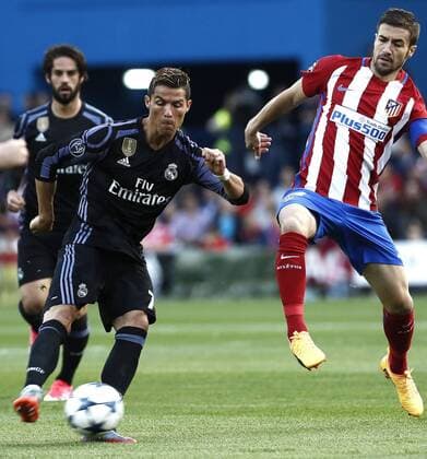 Fußball, CL, Atletico Madrid - Real Madrid Real Madrid s Portuguese striker Cristiano Ronaldo (L) vies for the ball with Atletico de Madrid s midfielder Gabi Fernandez (R) during the UEFA Champions League semifinal second leg match between Atletico de Madrid and Real Madrid at the Vicente Calderon stadium, in Madrid, Spain, 10 May 2017. ATLETICO MADRID VS. REAL MADRID !ACHTUNG: NUR REDAKTIONELLE NUTZUNG!  Copyright: xMariscalx MAD001 20170510-636300468313825630