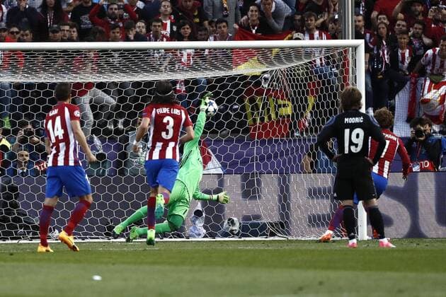 Fußball, CL, Atletico Madrid - Real Madrid Real Madrid s Costa Rican goalkeeper Keylor Navas tries to stop Atletico de Madrid s second goal during the UEFA Champions League semifinal second leg match between Atletico de Madrid and Real Madrid at the Vicente Calderon stadium, in Madrid, Spain, 10 May 2017. ATLETICO MADRID VS. REAL MADRID !ACHTUNG: NUR REDAKTIONELLE NUTZUNG!  Copyright: xMariscalx MAD001 20170510-636300476355889518