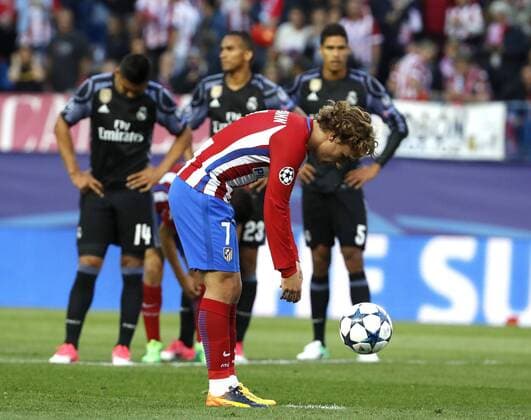 Fußball, CL, Atletico Madrid - Real Madrid Atletico de Madrid s French striker Antoine Girezmann prepares to score second goal during the UEFA Champions League semifinal second leg match between Atletico de Madrid and Real Madrid at the Vicente Calderon stadium, in Madrid, Spain, 10 May 2017. ATLETICO MADRID VS. REAL MADRID !ACHTUNG: NUR REDAKTIONELLE NUTZUNG!  Copyright: xBallesterosx MAD001 20170510-636300476371333122