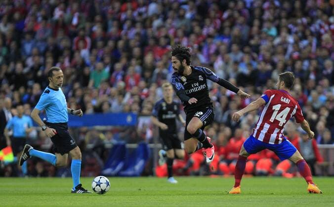 Fußball, CL, Atletico Madrid - Real Madrid Soccer match between Atletico de Madrid and Real Madrid of second round of semifinals of Champions League 2016 2017, held at the Vicente Calderon stadium, in Madrid, May 10, 2017. (Photo: J. Luis Cuesta 261 Cordon Press). Isco  xJosexLuisxCuestax xx
