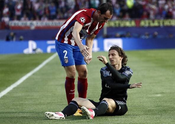 Fußball, CL, Atletico Madrid - Real Madrid Atletico de Madrid s Uruguayan defender Diego Godin (L) and Real Madrid s Croatian midfielder Luka Modric during the UEFA Champions League semifinal second leg match between Atletico de Madrid and Real Madrid at the Vicente Calderon stadium, in Madrid, Spain, 10 May 2017. ATLETICO MADRID VS. REAL MADRID !ACHTUNG: NUR REDAKTIONELLE NUTZUNG!  Copyright: xMariscalx MAD001 20170510-636300487467742966