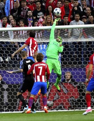 Fußball, CL, Atletico Madrid - Real Madrid Real Madrid s Costa Rican goalkeeper Keylor Navas clears a ball during the UEFA Champions League semifinal second leg match between Atletico de Madrid and Real Madrid at the Vicente Calderon stadium, in Madrid, Spain, 10 May 2017. ATLETICO MADRID VS. REAL MADRID !ACHTUNG: NUR REDAKTIONELLE NUTZUNG!  Copyright: xJuanJoxMartinx MAD001 20170510-636300488086530184