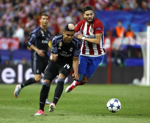 Real Madrid s Brazilian midfielder Carlos Casemiro (L) vies for the ball with Atletico de Madrid s Belgian midfielder Yannick Ferreira- Carrasco during the UEFA Champions League semifinal second leg match between Atletico de Madrid and Real Madrid at the Vicente Calderon stadium, in Madrid, Spain, 10 May 2017. ATLETICO MADRID VS. REAL MADRID !ACHTUNG: NUR REDAKTIONELLE NUTZUNG!  Copyright: xJuanJoxMartinx MAD001 20170510-636300488967280019