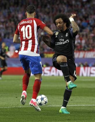 Atletico de Madrid s Belgian midfielder Yannick Ferreira Carrasco (L) vies for the ball with Real Madrid s Brazilian defender Marcelo Vieira during the UEFA Champions League semifinal second leg match between Atletico de Madrid and Real Madrid at the Vicente Calderon stadium, in Madrid, Spain, 10 May 2017. ATLETICO MADRID VS. REAL MADRID !ACHTUNG: NUR REDAKTIONELLE NUTZUNG!  Copyright: xBallesterosx MAD001 20170510-636300491125647012