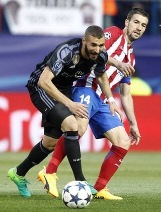 Fußball, CL, Atletico Madrid - Real Madrid Atletico de Madrid s Gabi Fernandez (r) and Real Madrid s Karim Benzema during Champions League 2016 2017 Semi-finals 2nd leg match. May 10,2017.  (20170510209)