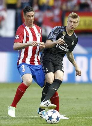 Themen der Woche - SPORT Bilder des Tages - SPORT Fußball, CL, Atletico Madrid - Real Madrid Atletico de Madrid s Fernando Torres (l) and Real Madrid s Toni Kroos during Champions League 2016 2017 Semi-finals 2nd leg match. May 10,2017.  (20170510204)