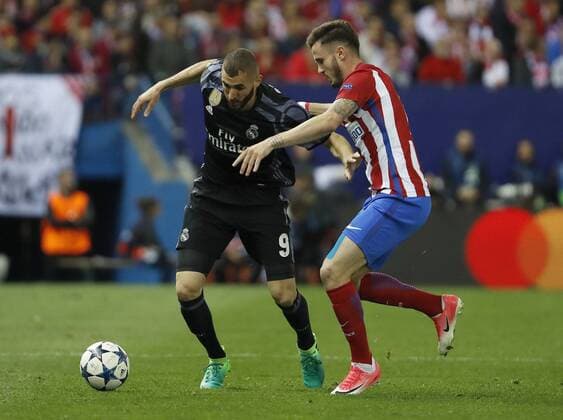 Fußball, CL, Atletico Madrid - Real Madrid Atletico de Madrid s Saul Niguez (R) vies for the ball with Real Madrid s French striker Karim Benzema during the UEFA Champions League semifinal second leg match between Atletico de Madrid and Real Madrid at the Vicente Calderon stadium, in Madrid, Spain, 10 May 2017. ATLETICO MADRID VS. REAL MADRID !ACHTUNG: NUR REDAKTIONELLE NUTZUNG!  Copyright: xBallesterosx MAD001 20170510-636300511062674815