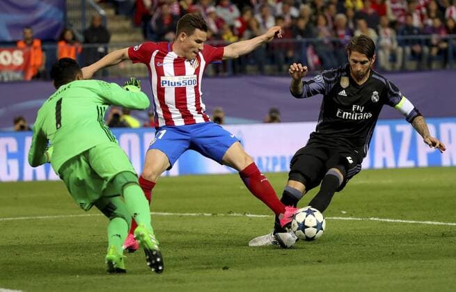 Atletico de Madrid s striker Kevin Gameiro (C) vies for the ball with Real Madrid s Sergio Ramos during the UEFA Champions League semifinal second leg match between Atletico de Madrid and Real Madrid at the Vicente Calderon stadium, in Madrid, Spain, 10 May 2017. ATLETICO MADRID VS. REAL MADRID !ACHTUNG: NUR REDAKTIONELLE NUTZUNG!  Copyright: xJuanJoxMartinx MAD001 20170510-636300525082293711