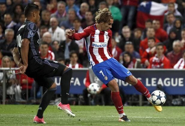 Atletico de Madrid s French striker Antoine Griezmann (R) vies for the ball with Real Madrid s Brazilian midfielder Carlos Henrique Casimiro during the UEFA Champions League semifinal second leg match between Atletico de Madrid and Real Madrid at the Vicente Calderon stadium, in Madrid, Spain, 10 May 2017. ATLETICO MADRID VS. REAL MADRID !ACHTUNG: NUR REDAKTIONELLE NUTZUNG!  Copyright: xMariscalx MAD001 20170510-636300525772823431