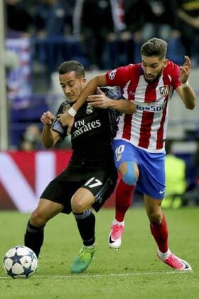 Atletico de Madrid s Belgian striker Yannick Ferreira-Carrasco (R) vies for the ball with Real Madrid s midfielder Lucas Vazquez during the UEFA Champions League semifinal second leg match between Atletico de Madrid and Real Madrid at the Vicente Calderon stadium, in Madrid, Spain, 10 May 2017. ATLETICO MADRID VS. REAL MADRID !ACHTUNG: NUR REDAKTIONELLE NUTZUNG!  Copyright: xJuanJoxMartinx MAD001 20170510-636300528379110757