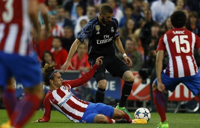 Bilder des Tages - SPORT Fußball, CL, Atletico Madrid - Real Madrid Vuelta de semifinales de la Liga de Campeones entre el Atletico y el Real Madrid en el Calderon. En la imagen, Griezmann y Benzema. Second leg of 1 2 Champions League between Atletico and Real Madrid. In this picture, Griezmann and Benzema. xÃngelxRiverox 