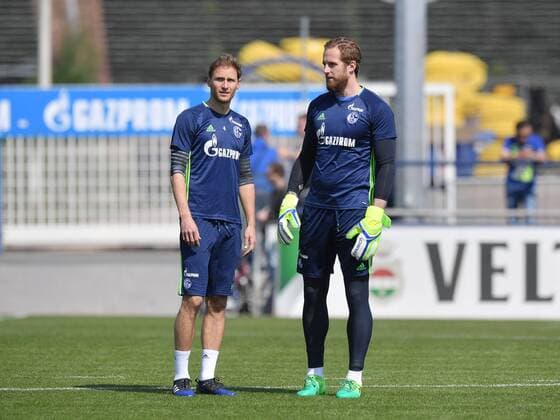 10.05.2017, Fussball GER, 1. Bundesliga Saison 2016 2017, Training FC Schalke 04, Benedikt Hoewedes, Benedikt Höwedes (Schalke 04), li., mit Torwart Ralf Faehrmann, Ralf Fährmann (Schalke 04)