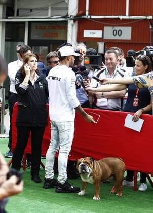 Motorsports: FIA Formula One World Championship WM Weltmeisterschaft 2017, Grand Prix of Spain, 44 Lewis Hamilton (GBR, Mercedes AMG Petronas F1 Team) with his dog Barcelona Spain xHOCHxZWEIx