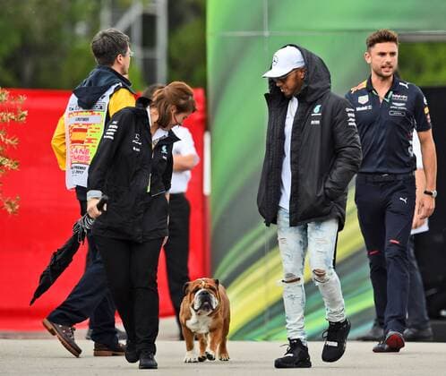 Lewis Hamilton mit Bulldogge Roscoe, Grosser Preis von Spanien 2017, 1. Vorbereitungen, Motorsport, Formel 1, 11.05.2017, Barcelona Copyright: xAndre Eibner-Pressefotox EP_JAE