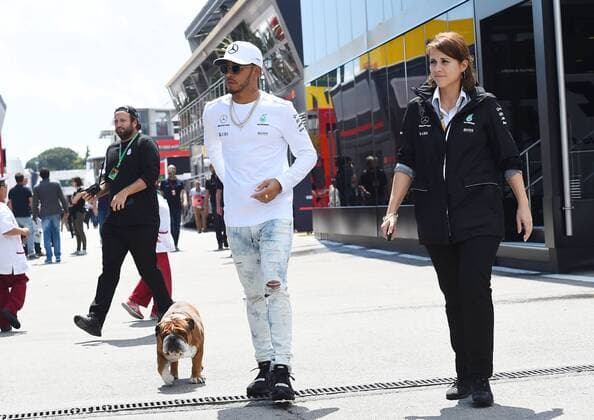 Lewis Hamilton mit Bulldogge Roscoe, Grosser Preis von Spanien 2017, 1. Vorbereitungen, Motorsport, Formel 1, 11.05.2017, Barcelona Copyright: xAndre Eibner-Pressefotox EP_JAE