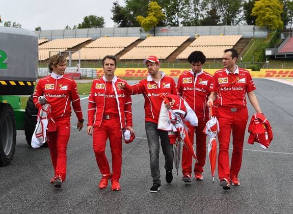 Bilder des Tages - SPORT Sebastian Vettel mit dem Ferrari Team auf der Rennstrecke , Grosser Preis von Spanien 2017, 1. Vorbereitungen, Motorsport, Formel 1, 11.05.2017, Barcelona Copyright: xAndre Eibner-Pressefotox EP_JAE