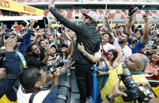 Spanish pilot Fernando Alonso of McLaren-Honda takes a selfie with a fan at the Barcelona-Catalonia racetrack where the Spanish Formula One Grand Prix starts tomorrow, in Montmelo, Catalonia, Spain, 11 May 2017. PREPARATIONS FOR THE SPANISH F1 GP !ACHTUNG: NUR REDAKTIONELLE NUTZUNG!  Copyright: xAndreuxDalmaux MTM001 20170511-636301302022031454