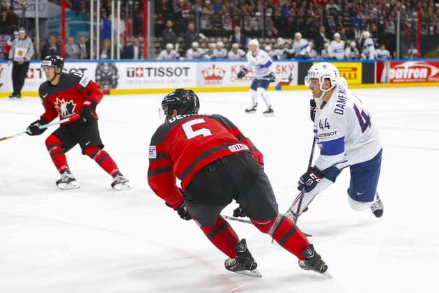 Olivier Dame Malka (France) marque vs Jason Demers (Canada) HOCKEY SUR GLACE : Canada vs France - Championnat du monde IIHF 2017 - Paris - 11 05 2017 GwendolineLeGoff Panoramic 