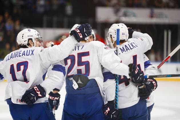 joie Olivier Dame Malka (France) avec equipe HOCKEY SUR GLACE : Canada vs France - Championnat du monde IIHF 2017 - Paris - 11 05 2017 GwendolineLeGoff Panoramic 