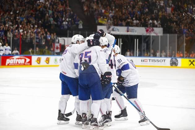 joie Olivier Dame Malka (France) avec equipe HOCKEY SUR GLACE : Canada vs France - Championnat du monde IIHF 2017 - Paris - 11 05 2017 GwendolineLeGoff Panoramic 