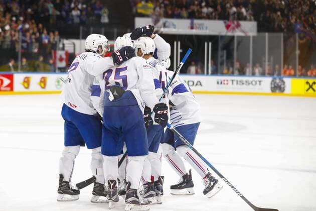 joie Olivier Dame Malka (France) avec equipe HOCKEY SUR GLACE : Canada vs France - Championnat du monde IIHF 2017 - Paris - 11 05 2017 GwendolineLeGoff Panoramic 