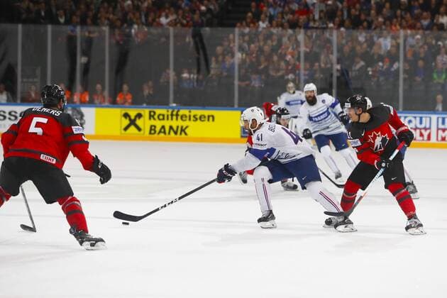 Pierre Edouard Bellemare (France) vs Travis Konecny (Canada) HOCKEY SUR GLACE : Canada vs France - Championnat du monde IIHF 2017 - Paris - 11 05 2017 GwendolineLeGoff Panoramic 