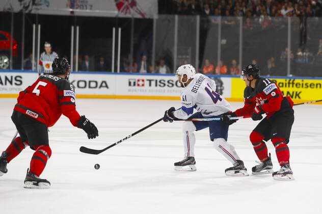 Pierre Edouard Bellemare (France) vs Travis Konecny (Canada) HOCKEY SUR GLACE : Canada vs France - Championnat du monde IIHF 2017 - Paris - 11 05 2017 GwendolineLeGoff Panoramic 