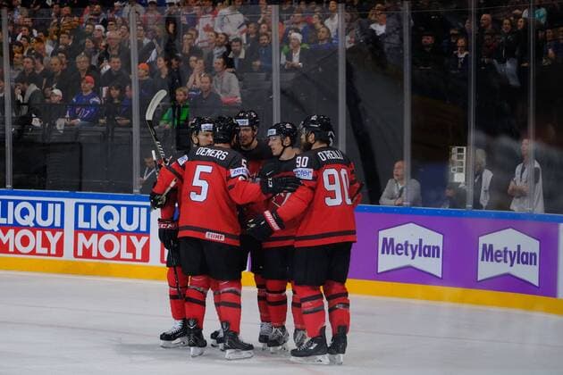 May 11, 2017 - Paris, France - Joy of the Canada team after scored during the match against France for the IIHF 2017 World Ice hockey Eishockey Championship, at the AccorHotels Arena in Paris France Canada beat France 3-2 2017 IIHF Ice Hockey World Championship WM Weltmeisterschaft - Canada 3-2 France - ZUMAp119 20170511_zaf_p119_029 Copyright: xPierrexSteveninx