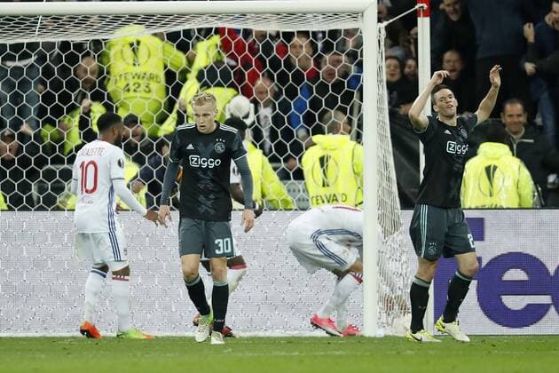 (L-R) Alexandre Lacazette of Olympique Lyonnais, Donny van de Beek of Ajax, Rachid Ghezzal of Olympique Lyonnais, Nick Viergever of Ajaxduring the UEFA Europa League semi final match between Olympique Lyonnais and Ajax Amsterdam at Stade de Lyon, on May 11, 2017 in Lyon, The Netherlands Olympique Lyon v Ajax UEFA Europa League 2016 2017 xVIxxIVx 7769531